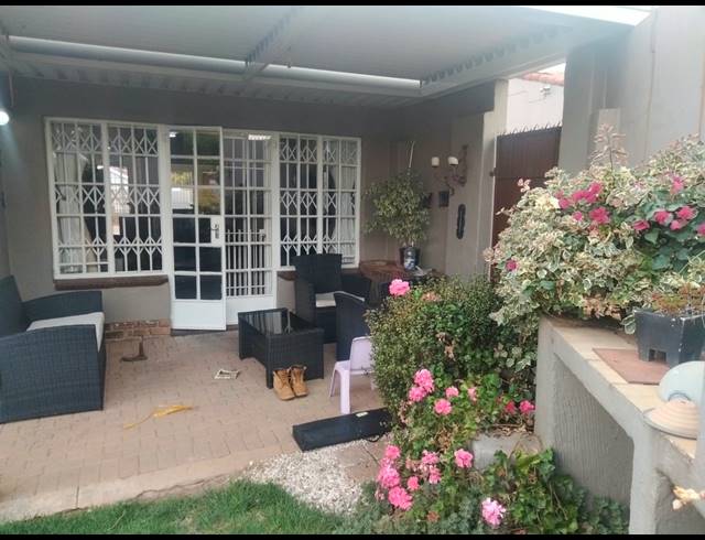 2 BEDROOM TOWNHOUSE FOR SALE IN SUNDOWNER